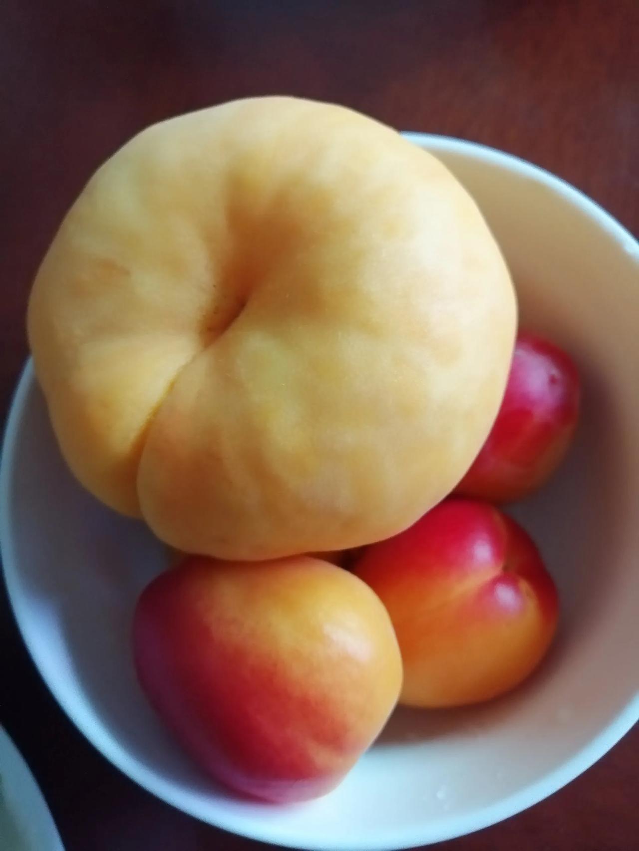 劳累一天，不仅热，还渴，监考四科，语文两个半小时，英语两个小时，还有两个75分钟