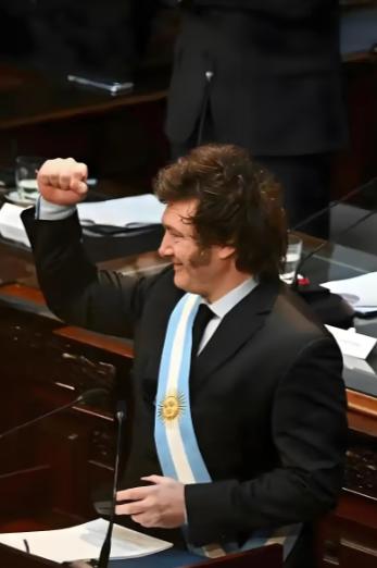 阿根廷总统米莱又赢了！堪称压倒性胜利！
 
阿根廷总统哈维尔·米莱这回是真赢透了