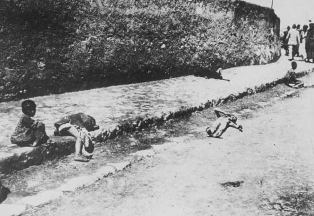 1915年亚美尼亚儿童躺在一座不知名小镇的街道上。照片由阿明·T·韦格纳拍摄。韦