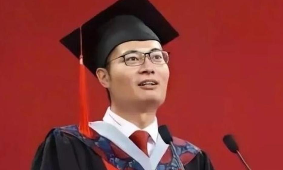 1999年，北大博士王永强携妻子移民美国，此后20年未曾回国与家人联系，其母亲病