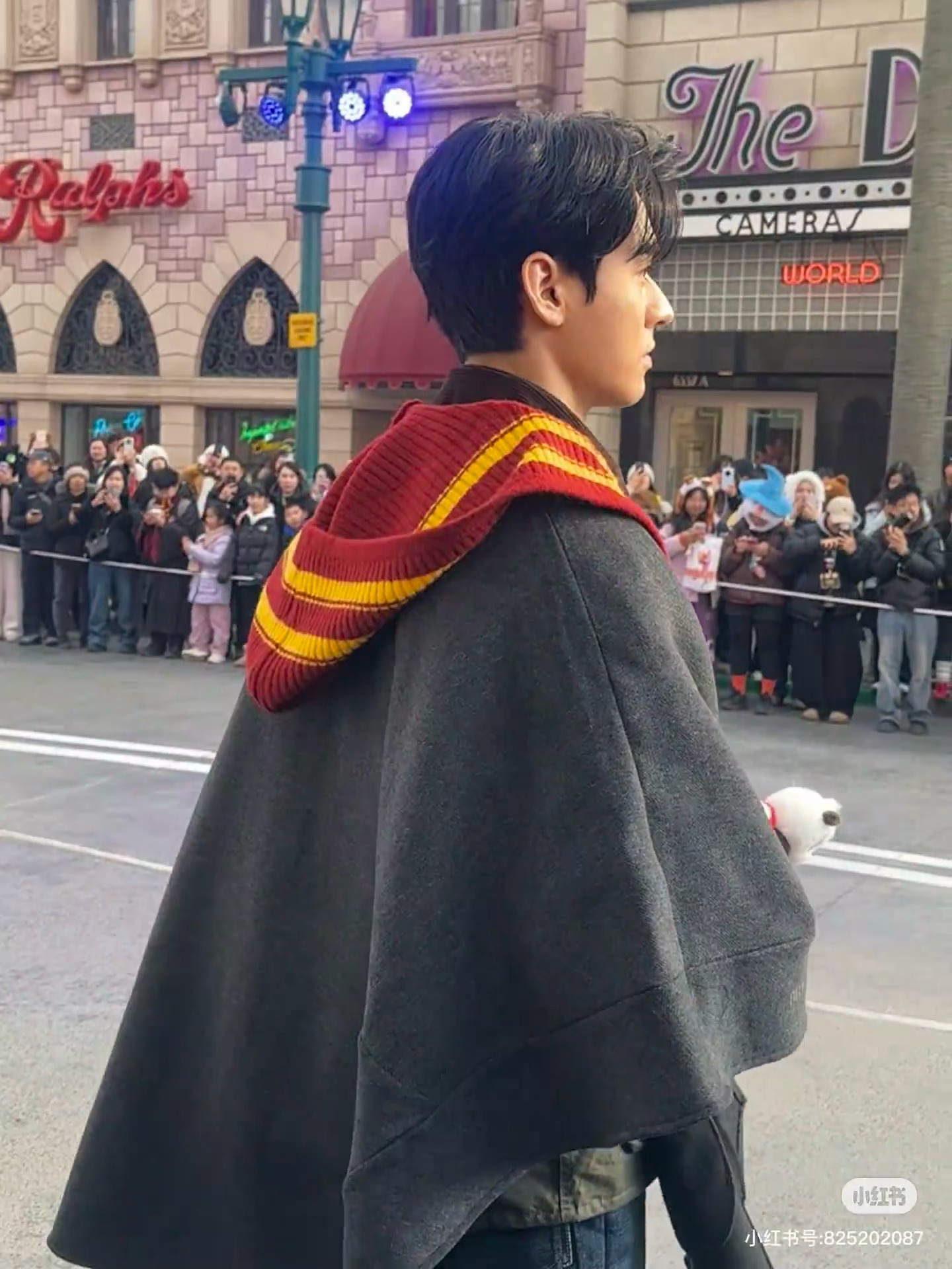 网友环球影城偶遇哈利·龚俊·波特，路人表示本人比照片帅一万倍！ 