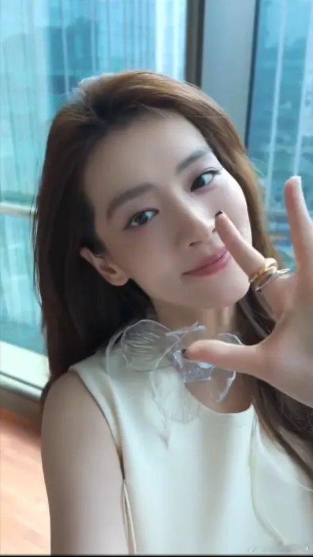 陈昊宇《悦游》拍摄花絮展现其别样魅力，自拍视角下的她又帅又美，尽显独特气质。 