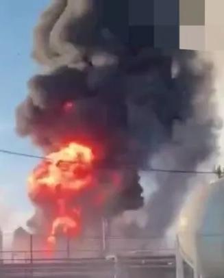 老天看不下去了，在警告特朗普！抢来的油太多了，一时消化不良，高负荷生产，机器爆了