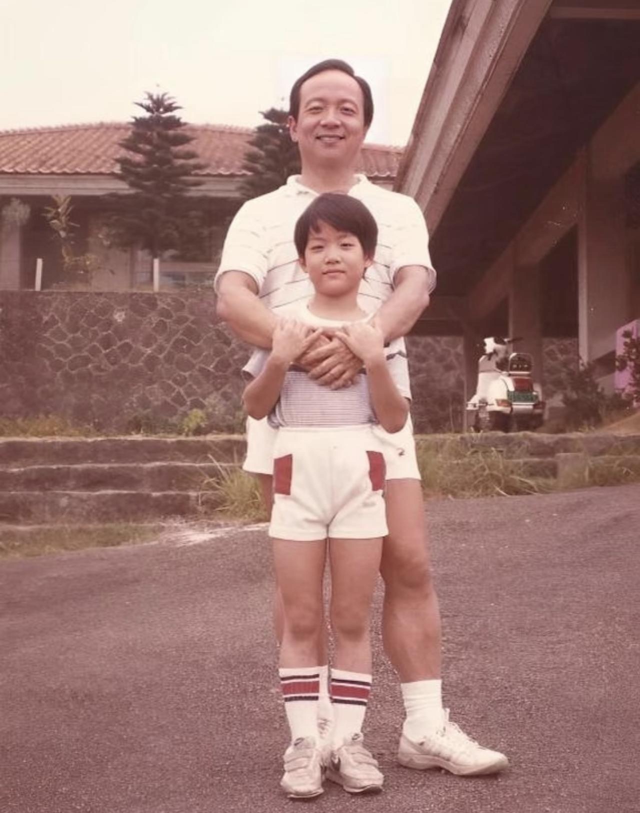 没想到蒋家第四代的蒋万安，小时候居然是在台湾城郊的普通民居里长大的！这张80年代