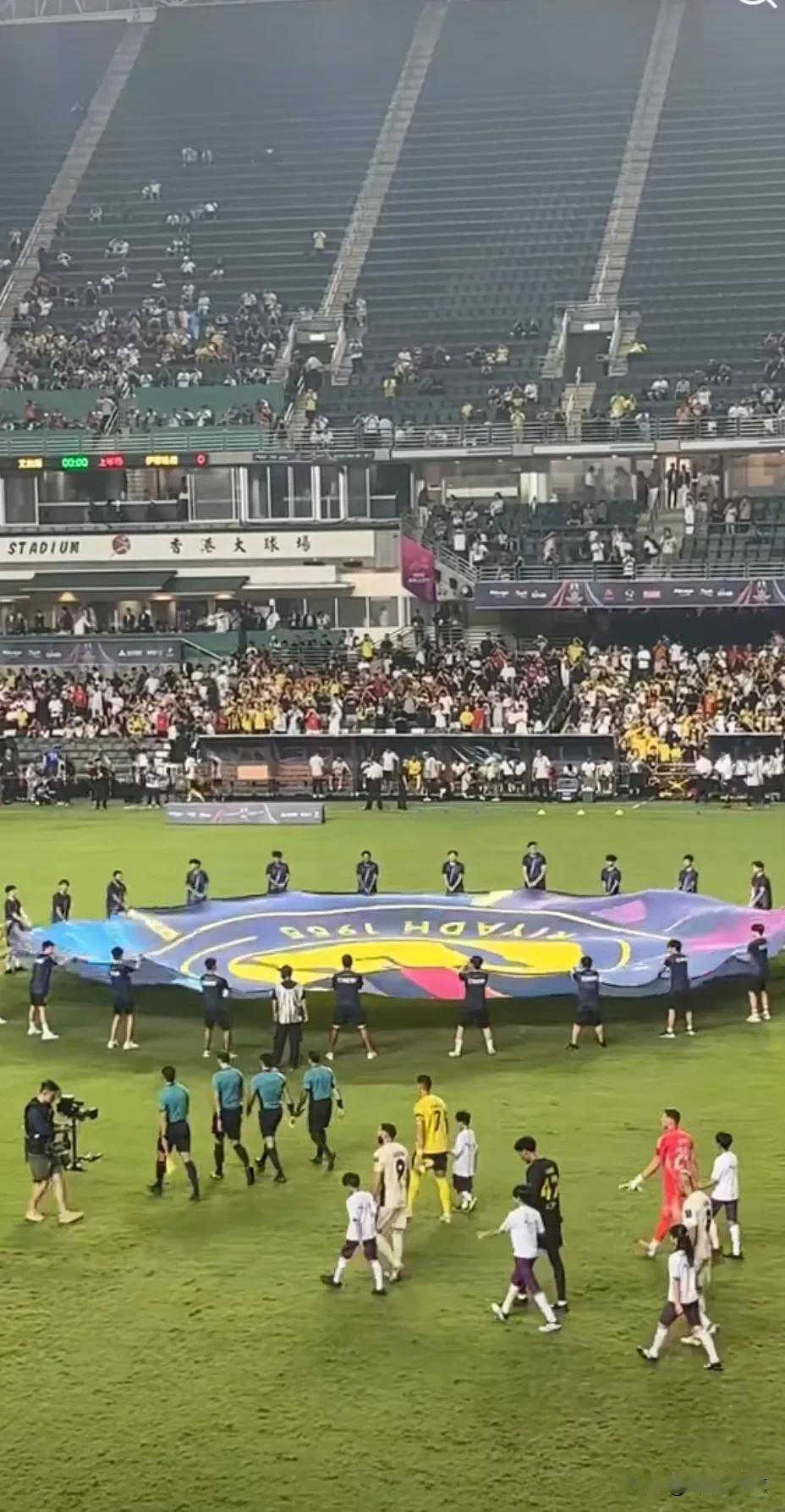 香港这次得沙超杯，是不是不算成功啊？
比起之前梅西来时的上座率，差距不小啊！
那