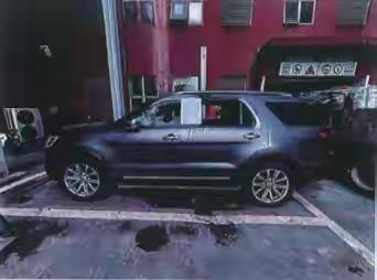 贵州省贵阳市一个女孩何某与男友吵架，为了报复男友居然将毛巾点燃扔进男友车的主驾驶