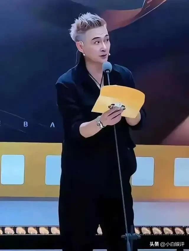 吴镇宇这套穿搭，根本看不出是60多岁的老人呀！看起来像哪个男团成员。他的穿搭一直