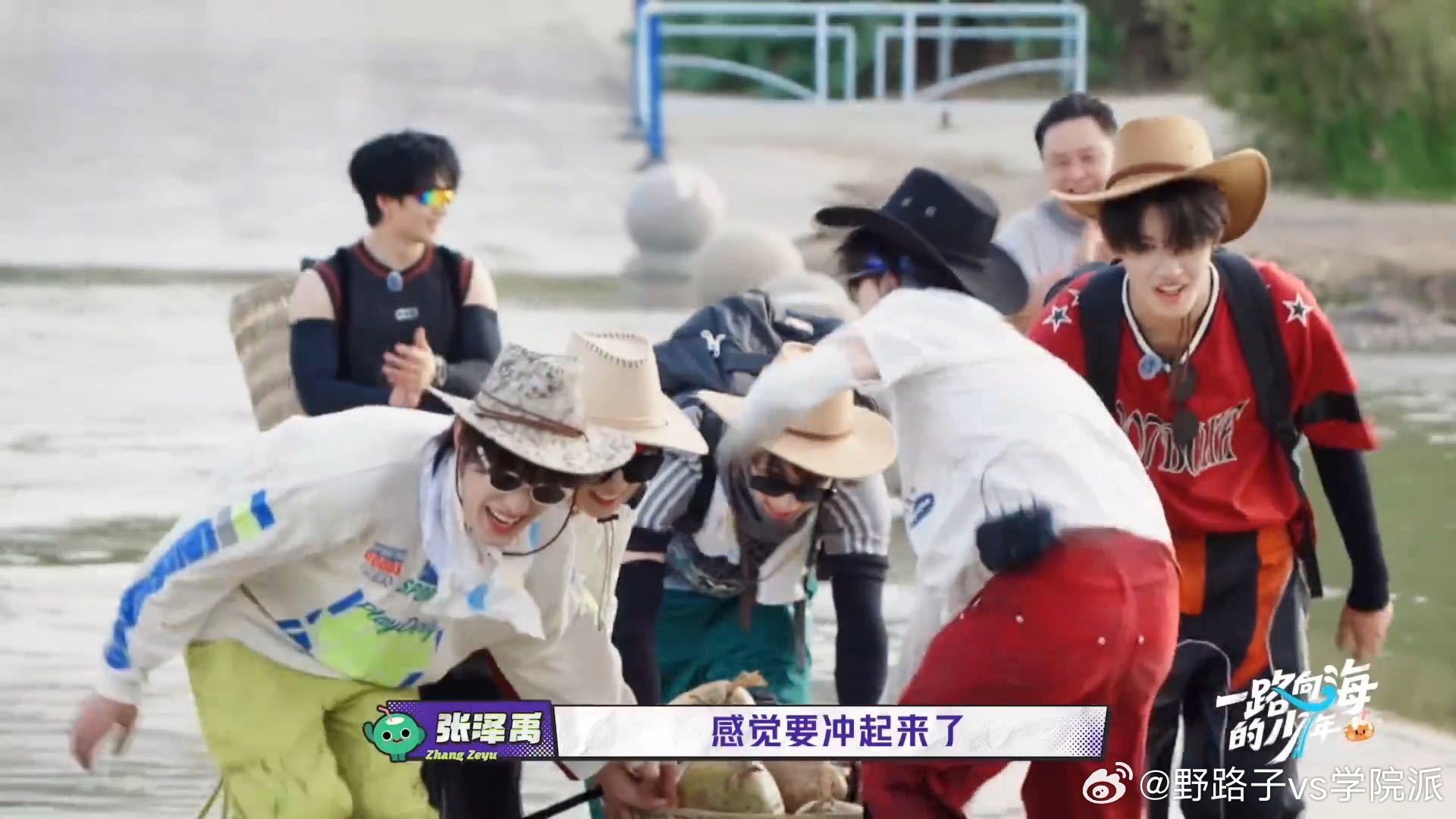 苏新皓背影都在努力一路向海的少年 镜头里能清晰看到他跑动的细节，身上的腰包随着步