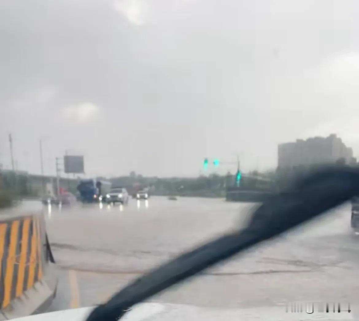 今天下午三门峡湖滨区和陕州区下的也不是很大，但是去陕州区的路上又能“看海”了。下