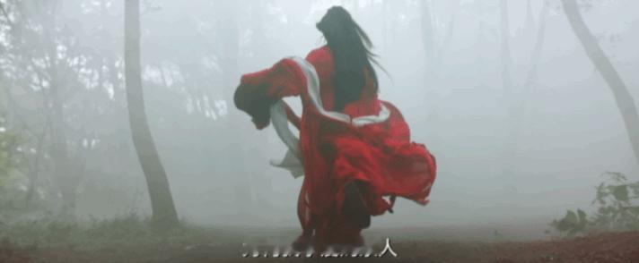 原来如此，难怪看着《墨雨云间》那么眼熟
在于正的新剧中，吴谨言一袭红衣
光预告片