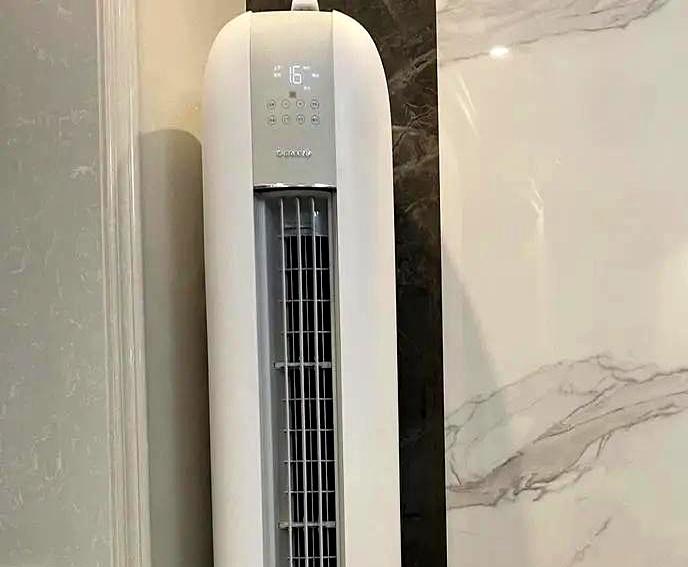 端着热汤时汗顺着脖子往下淌，广东38℃的夜里，客厅像蒸笼。
忍不住按下空调，风才