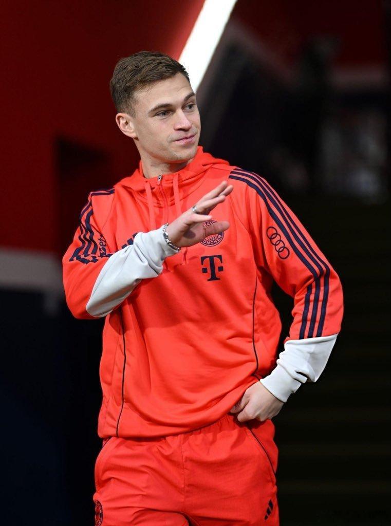 🚨儘管因輕傷無法上場比賽，約書亞·基米希還是前往現場支援球隊❤️🤍🇩🇪 