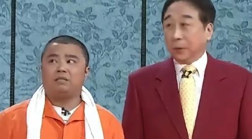 冯巩正式收徒一共11位，分别是贾玲、白凯南、潘斌龙、宋宁、曹随风、王彤、李鸣宇、