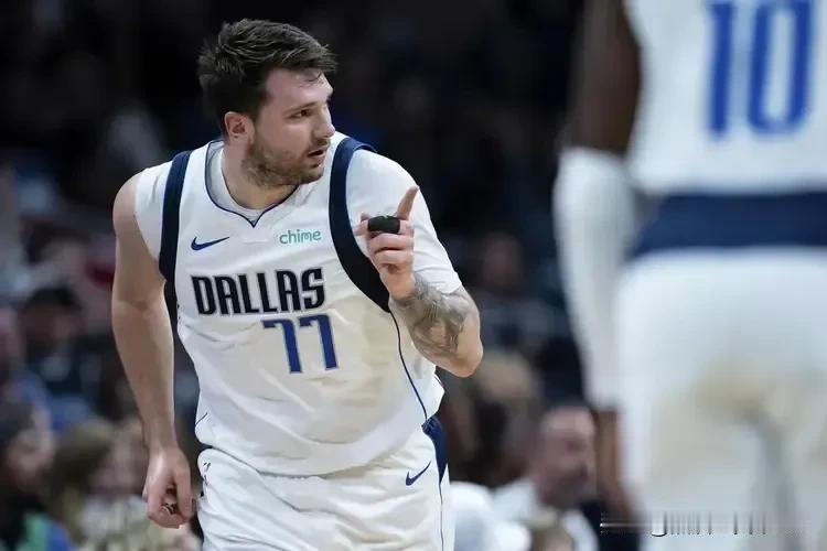 nba今年球星五大数据排行榜！不出意外，果真是他们[机智]
得分王：东契奇33.