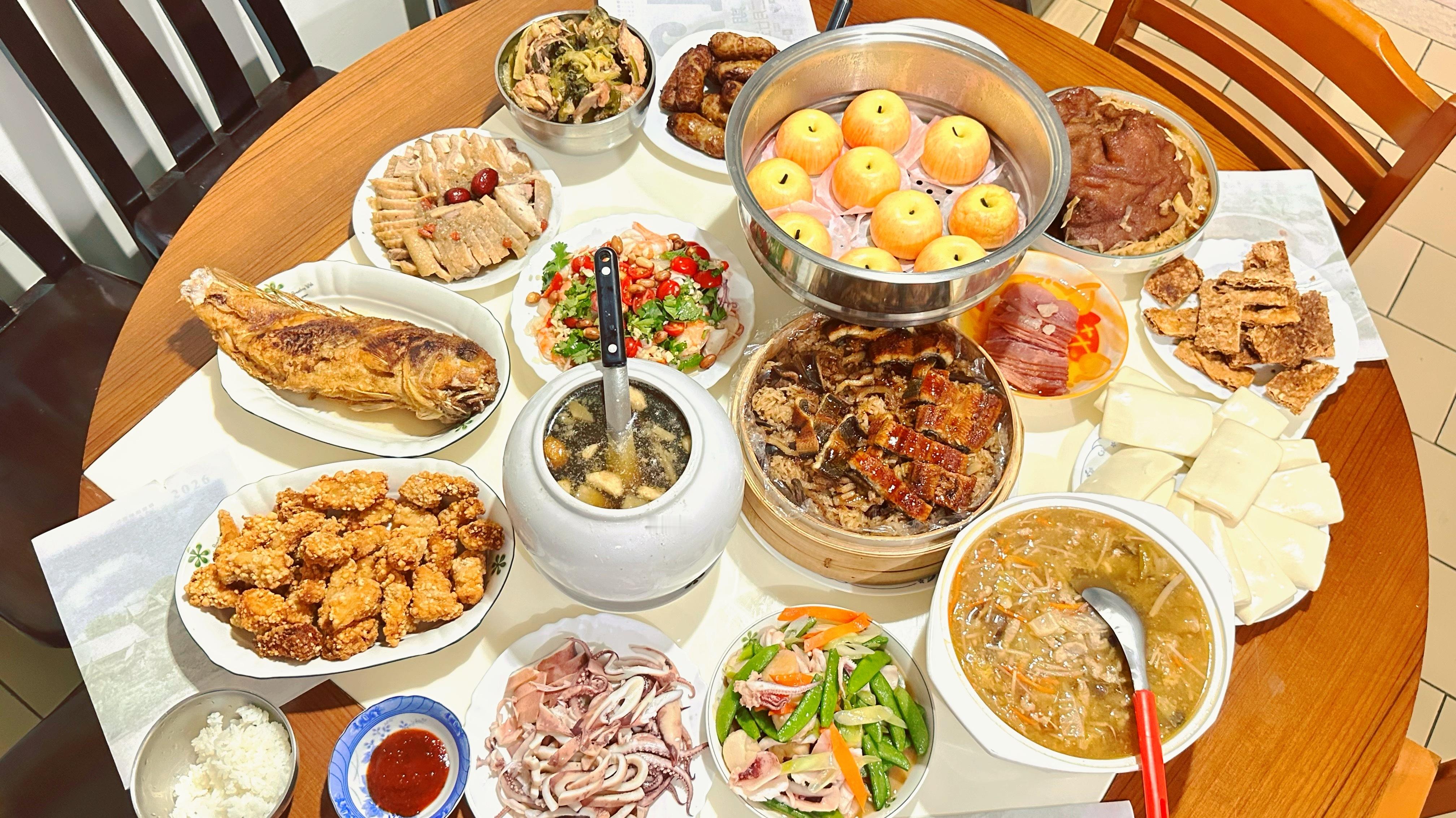 大年初一不煮饭主要是除夕团员的餐太丰盛，还要守着年年有余的习俗，所以大年初一不煮