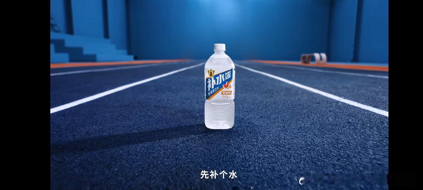 和补水啦一起为吴艳妮加油深夜又翻出吴艳妮比赛视频来看，发现有个细节特别打动我——