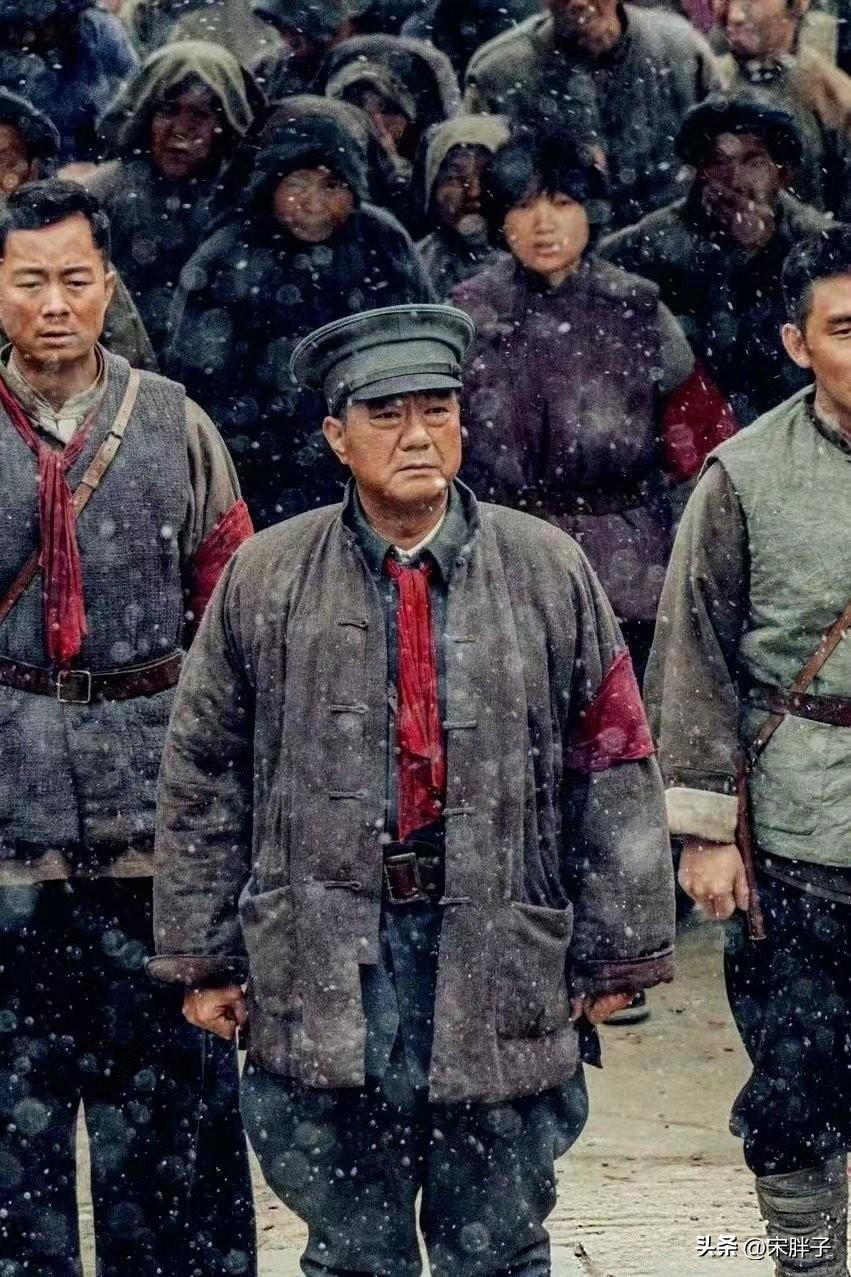 董勇频频饰演彭总，属于典型的“矮子里拔将军”！彭总特型演员宗利群老师已经过世了，