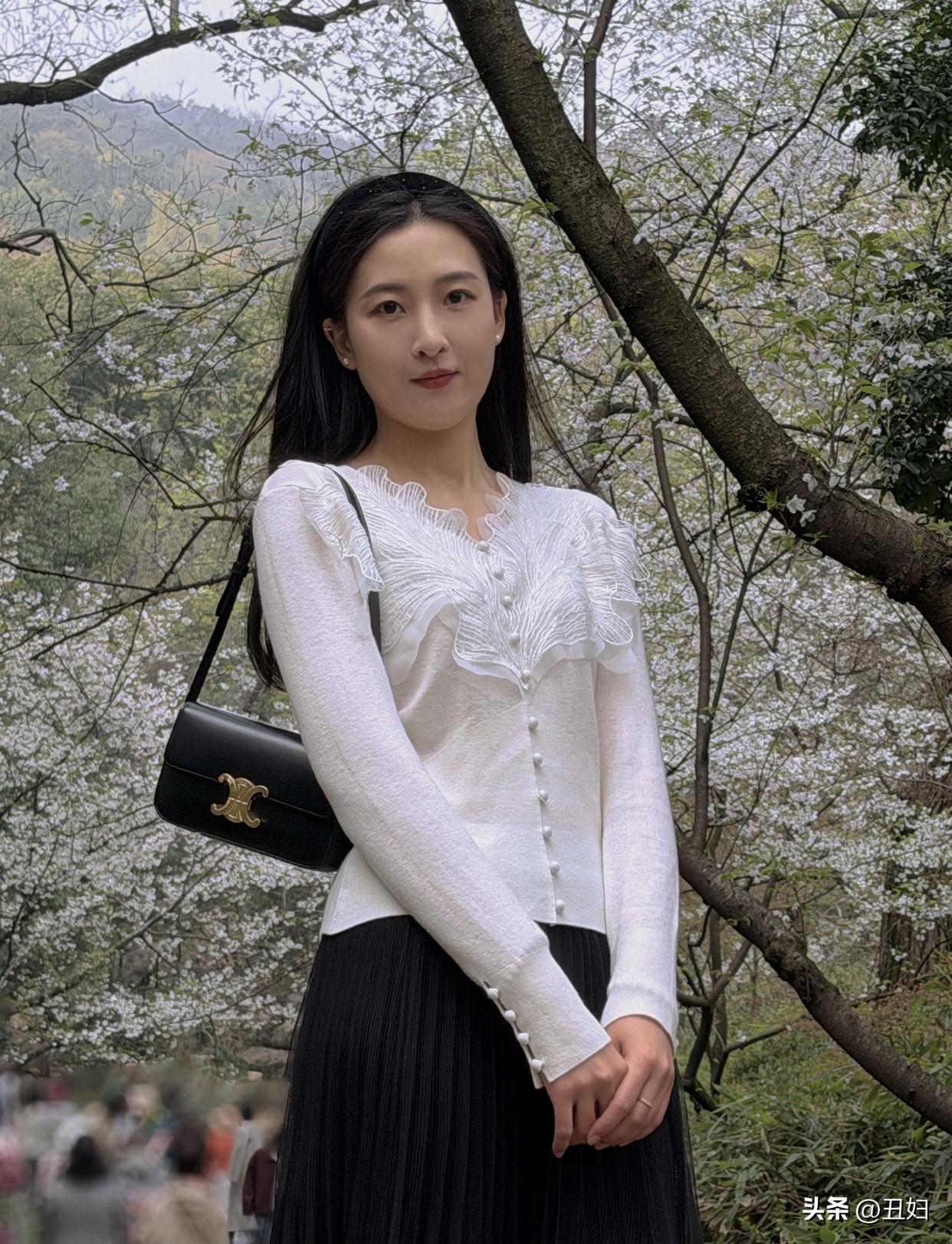 之前我穿这套去参加朋友聚会，大