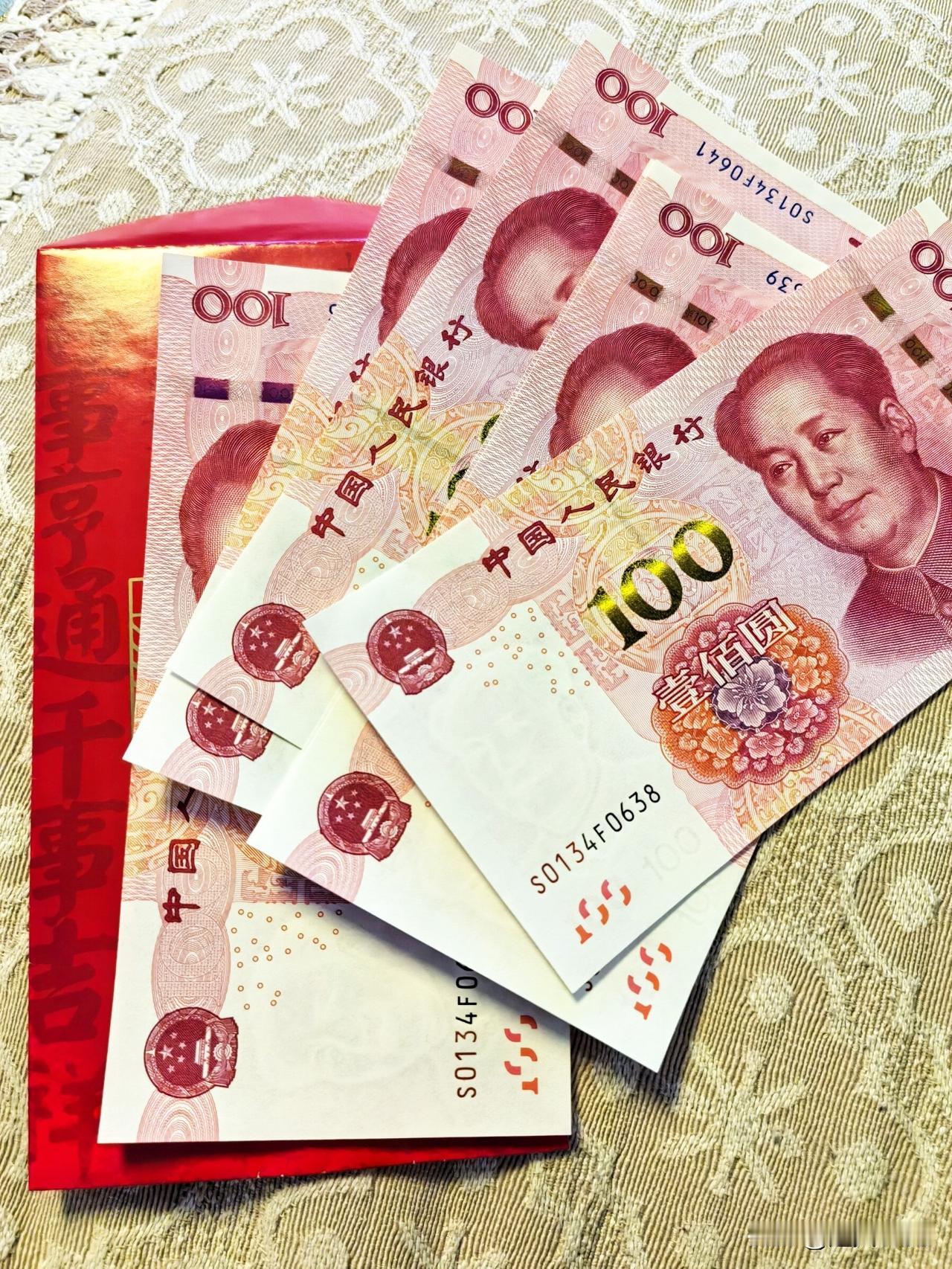 大年初一第一天，
开门见喜笑开颜。

小宝手拿压岁钱，
开心快乐每一天。

平安