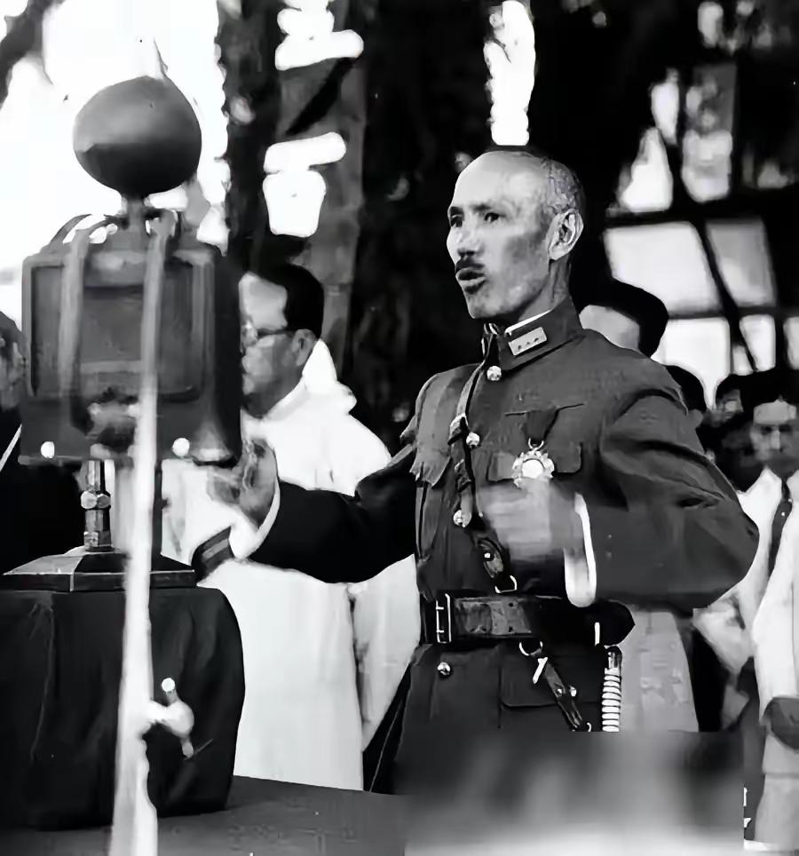 要说蒋介石这辈子最恨的叛将，还真不是傅作义，也不是陈明仁。

傅作义在北平和平起