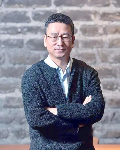 2016年，白岩松到郑州大学演讲，没想到现场一个女生突然问了句狠的：“你怎么看‘