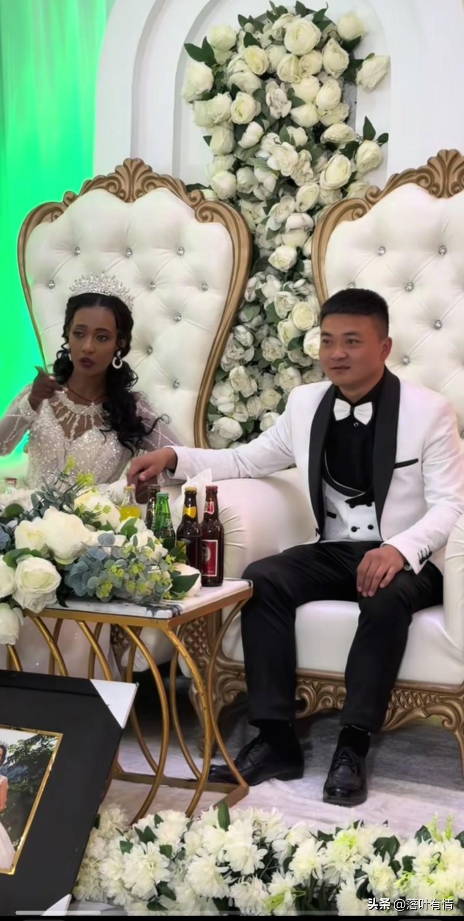 小伙在非洲做生意，
因为在非洲生活多年，
这就和当地的美女谈了恋爱，
后来决定和