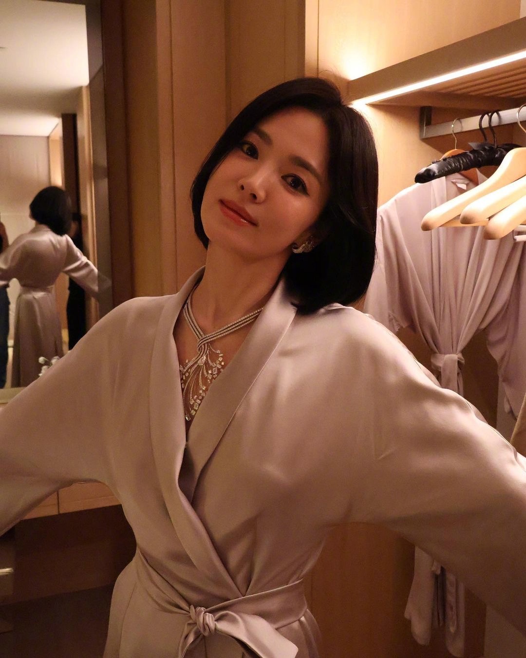 好美啊！🌹 宋慧乔  现身泰国曼谷出席品牌活动，身穿灰色真丝缎睡袍套装，佩戴C