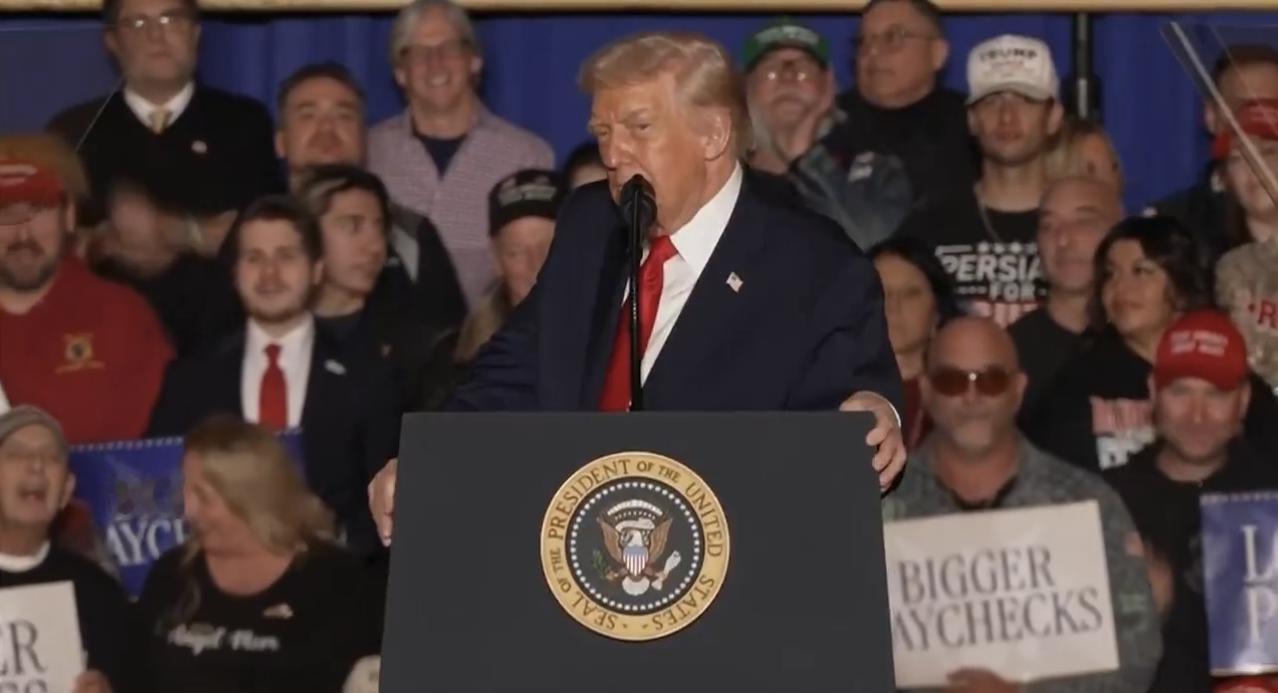 特朗普：伊尔汗·奥马尔，管她叫什么呢。戴着她的小头巾。我喜欢她。她进来，除了抱怨