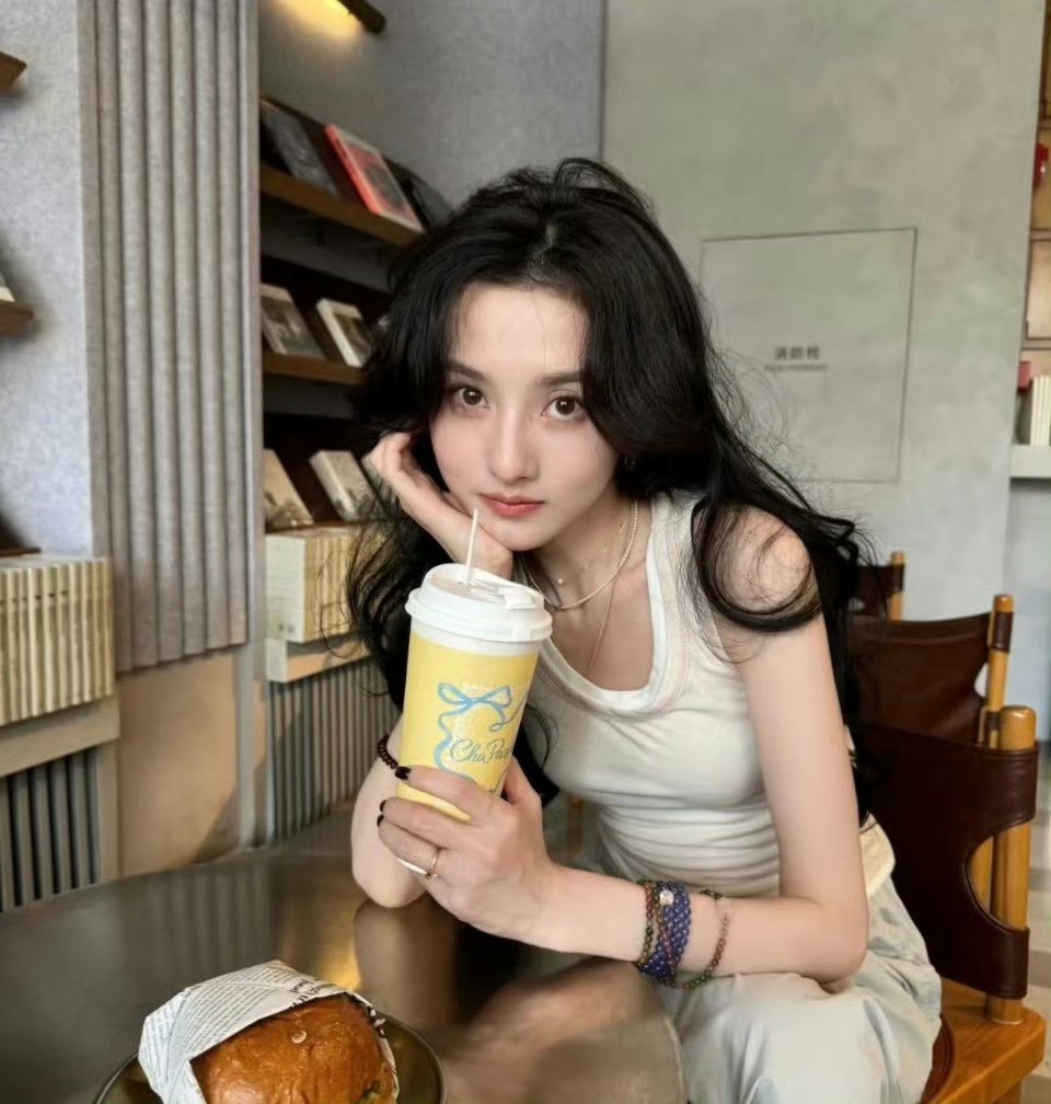 宋祖儿最新营业随拍，美女无惧任何搞怪表情 
