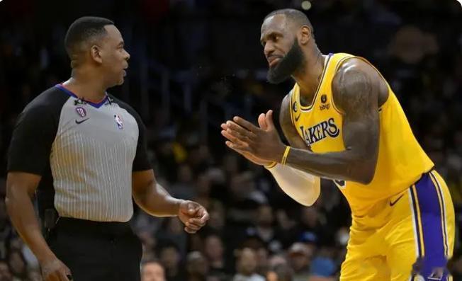 故技重施？湖人队向NBA联盟办公室投诉詹姆斯得到的哨子太少！

湖人队在与热火的