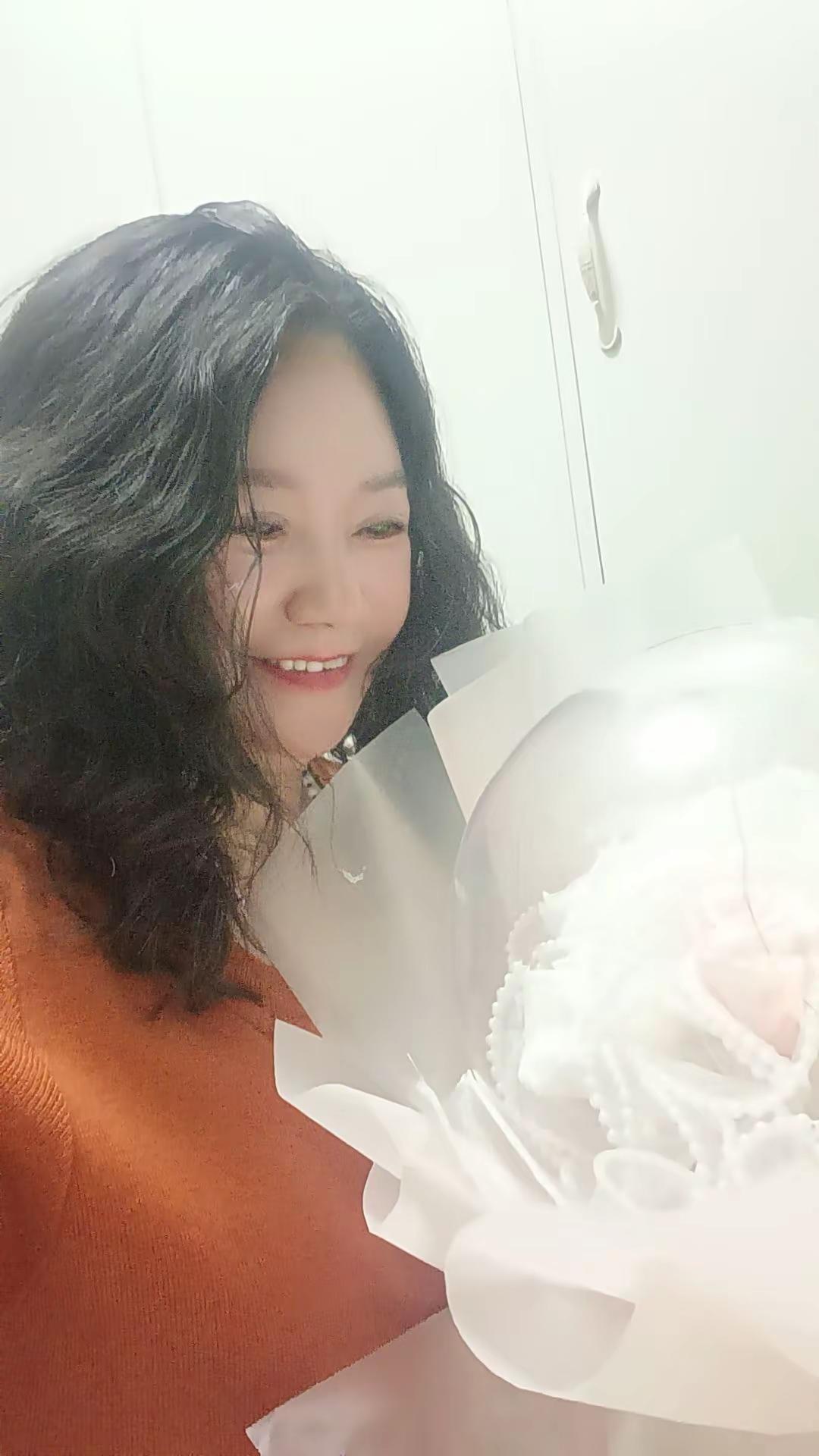 花束和笑容，是情人节最甜的组合。谁能拒绝一份带着花香的浪漫呢？