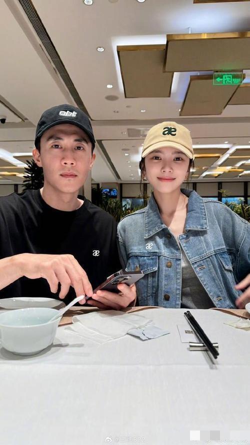 王灿分享转账经历：本欲献爱心却险些被骗，中间人拖延推诿，她果断止损并提醒网友。她