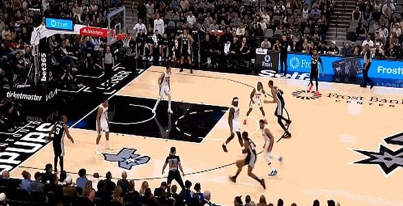 谁能想到，被吹了一整个赛季防守硬度的活塞，半场就被马刺干了71分。

赛前都以为