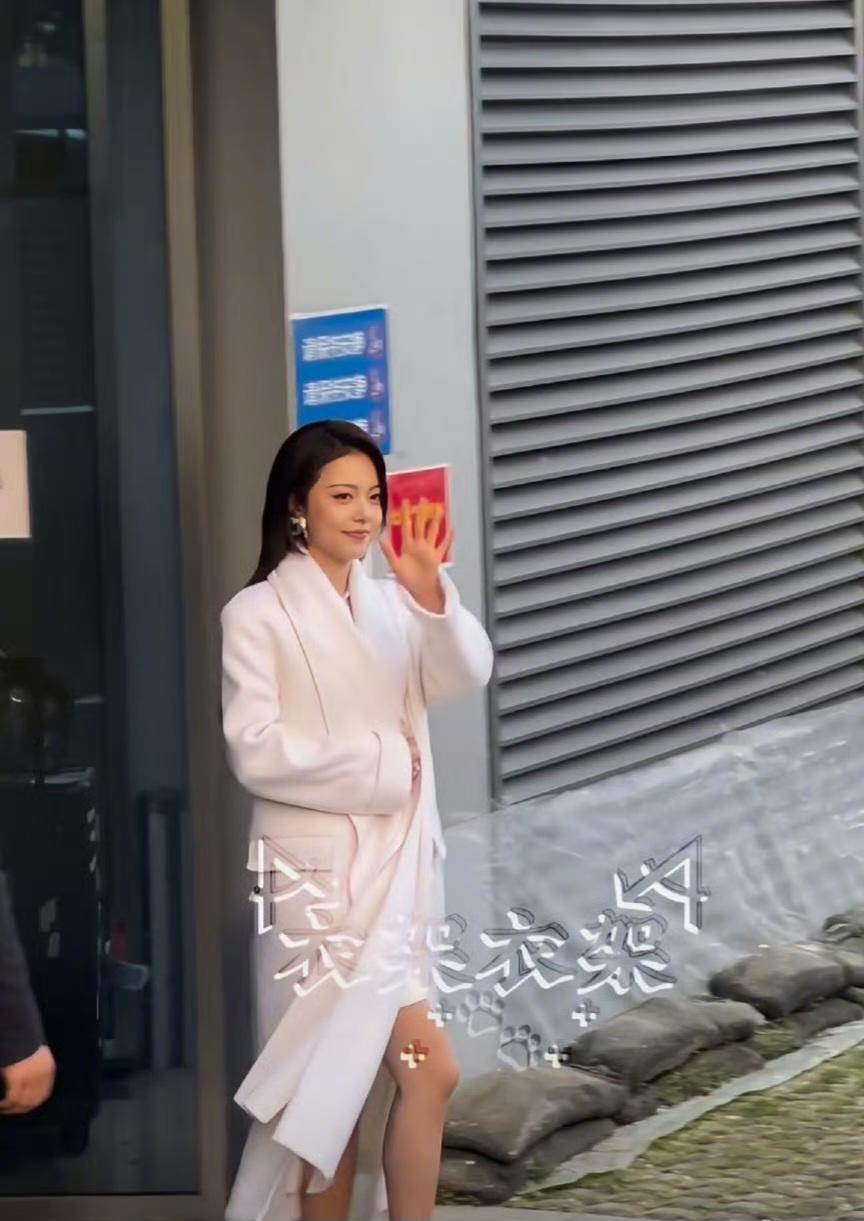 赵今麦因为妆造太土，工作室被粉丝吐槽！

真的不怪粉丝们如此激动，主要是赵今麦的