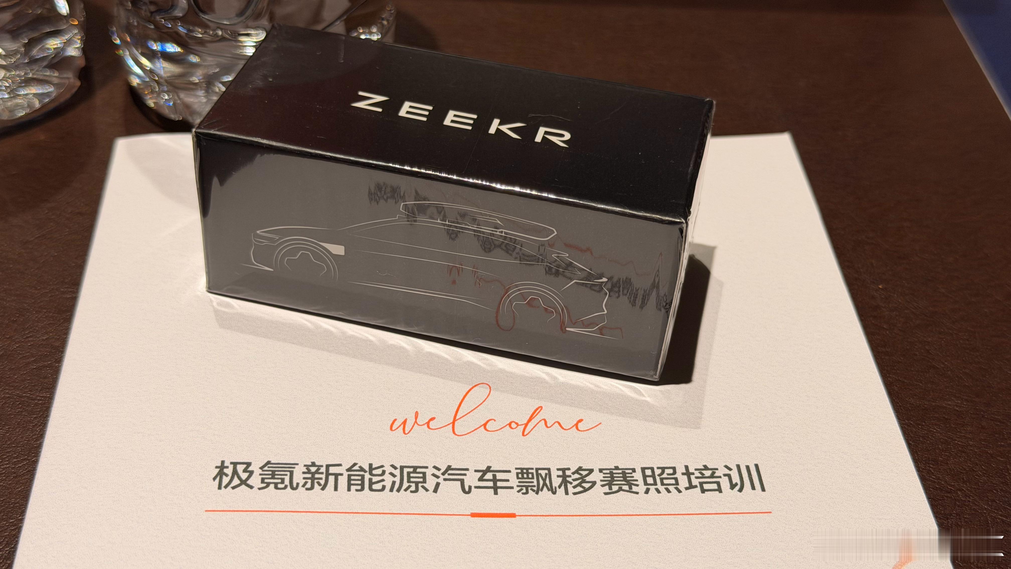 既然赶上，那这车模就抽了吧！从泰国赶了半日，终于赶上了飘移课程！第一次用新能源做