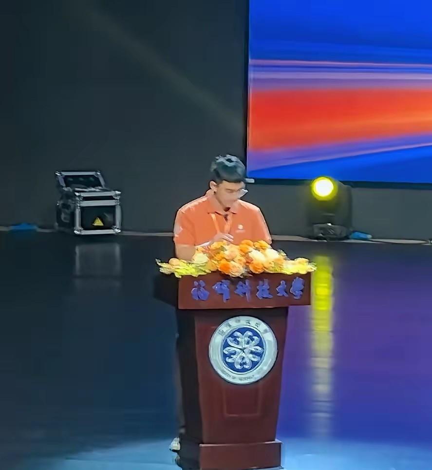 朋友儿子朱星瀚高作为学生代表在福耀科技大学开学典礼上发言，不愧是高考683分的学