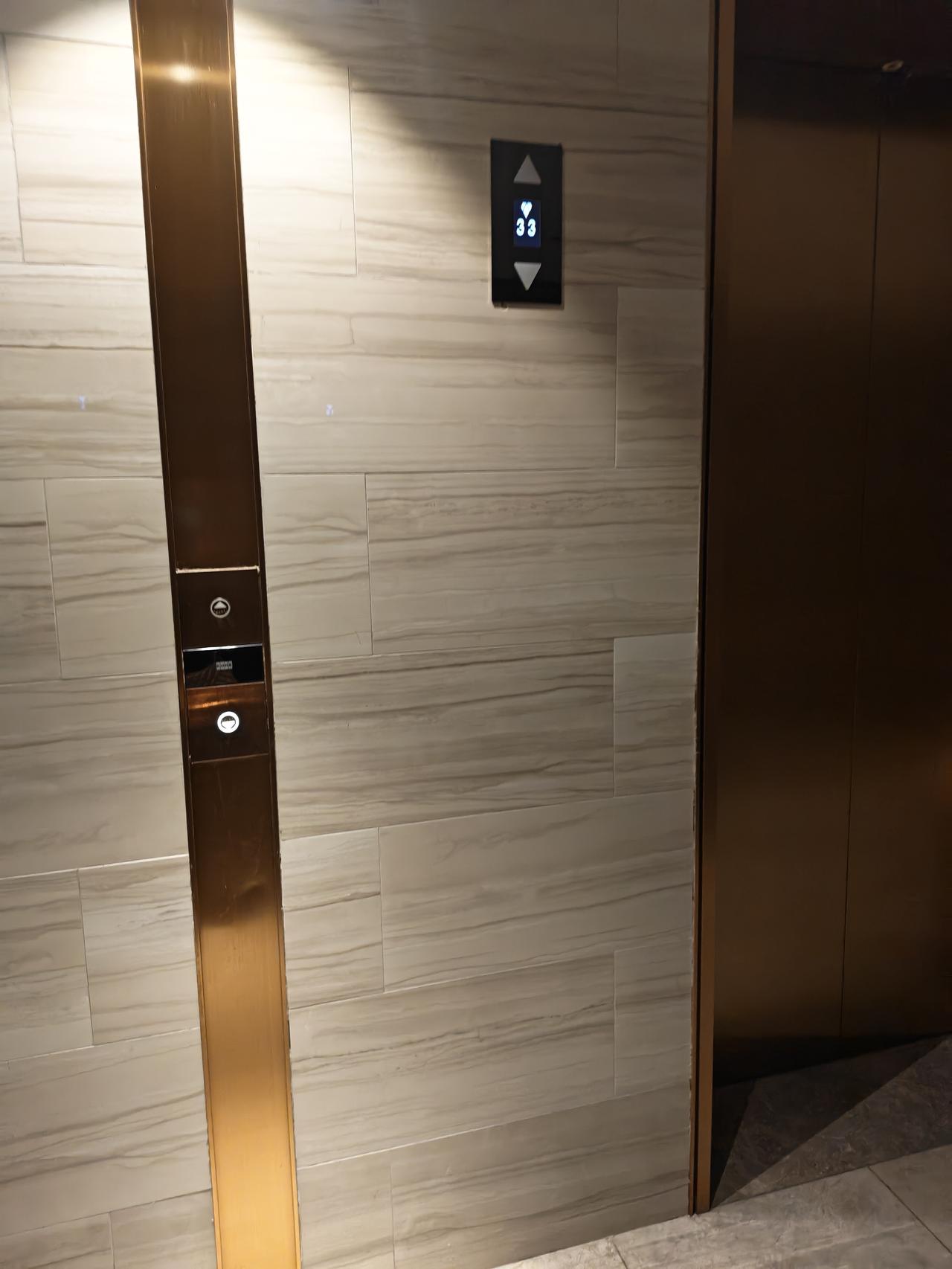 冬日生活打卡季现在进入小区里其实看着住着很尴尬但是总感觉回家就是好像回到了日子牢