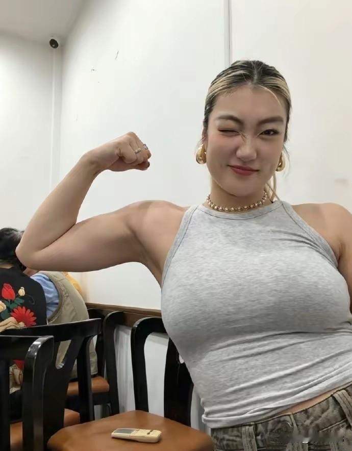 有李梦在，今天的中国女篮就不会输给韩国女篮；
有王霜在，今天的中国女足绝杀越南女
