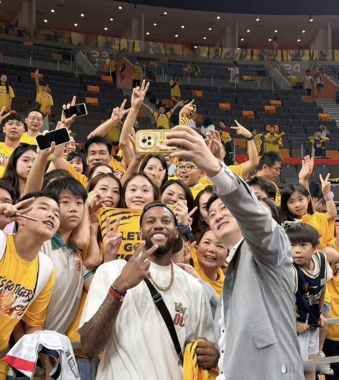 广东102-99北京，张皓嘉的绝杀，东莞主场观众席16000人疯狂呐喊庆祝，我相