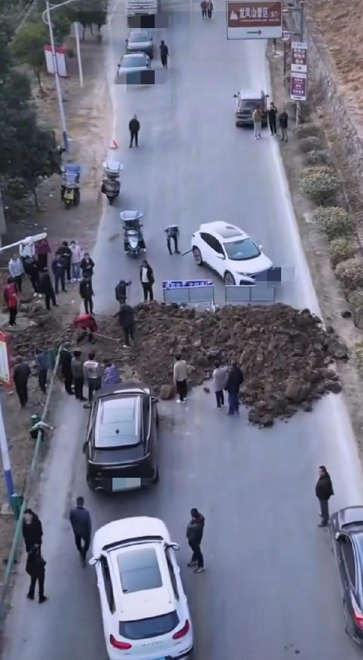 不知道为啥把路给堵了？出来好好的，回不去了。还得动手挖土。是道路没有完工吗？