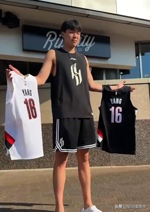 杨瀚森终于被开拓者队下放到了发展联盟了！球迷终于松了一口气，老是在替补席上坐着也