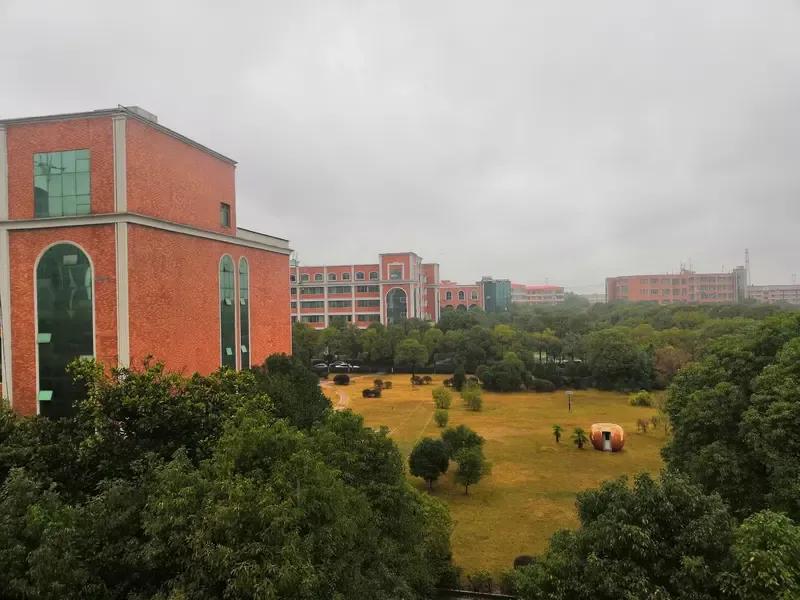985大学与211大学的区别
定义与提出时间：
211大学：1995年启动，其目