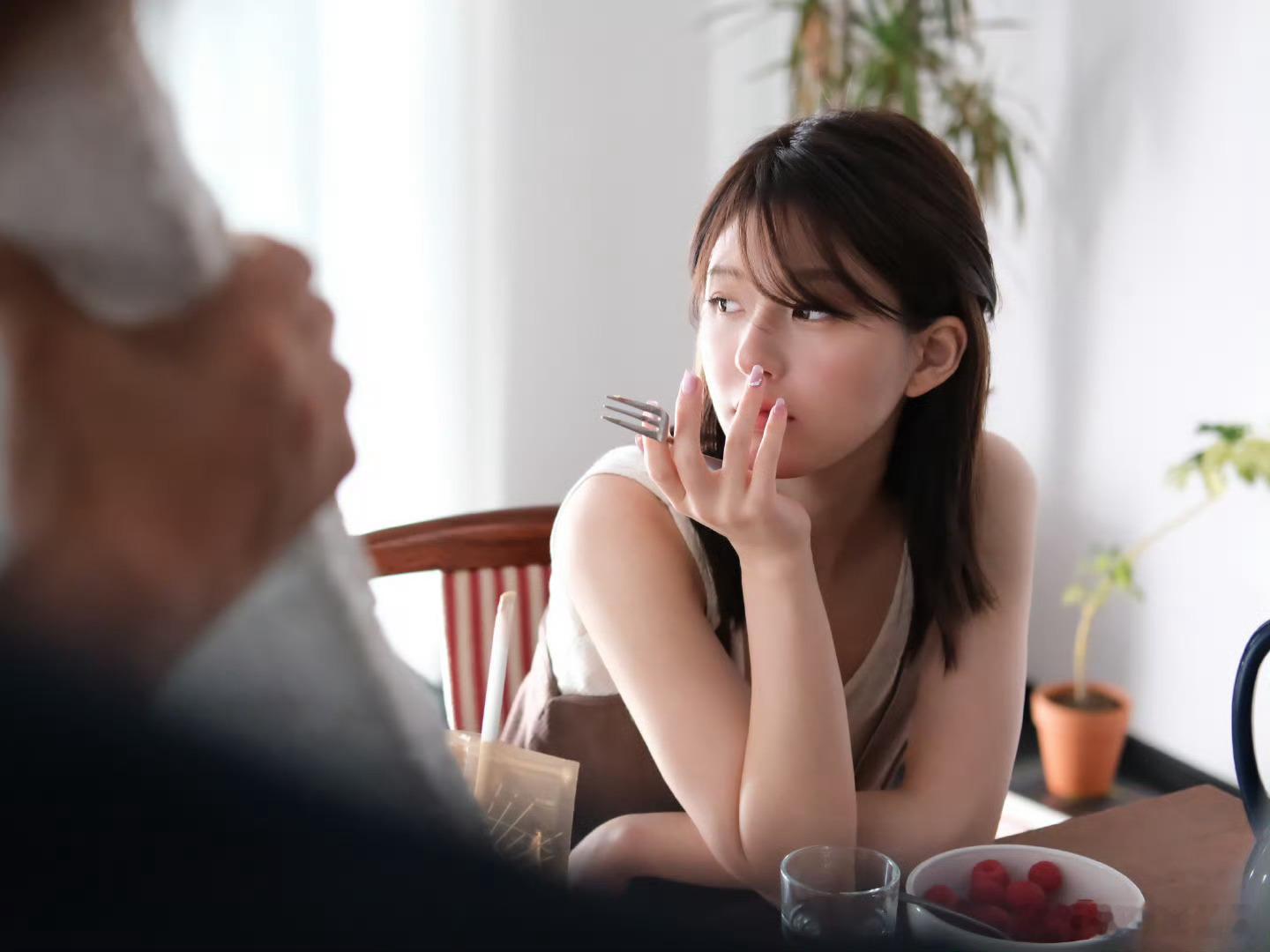 赵露思春光甜蜜  赵露思半扎发随拍  美女 