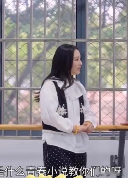 吴倩想复出吧，内娱已经没有她的位置了…形象不行，体态不行，泯灭众人啊，普通到丢在