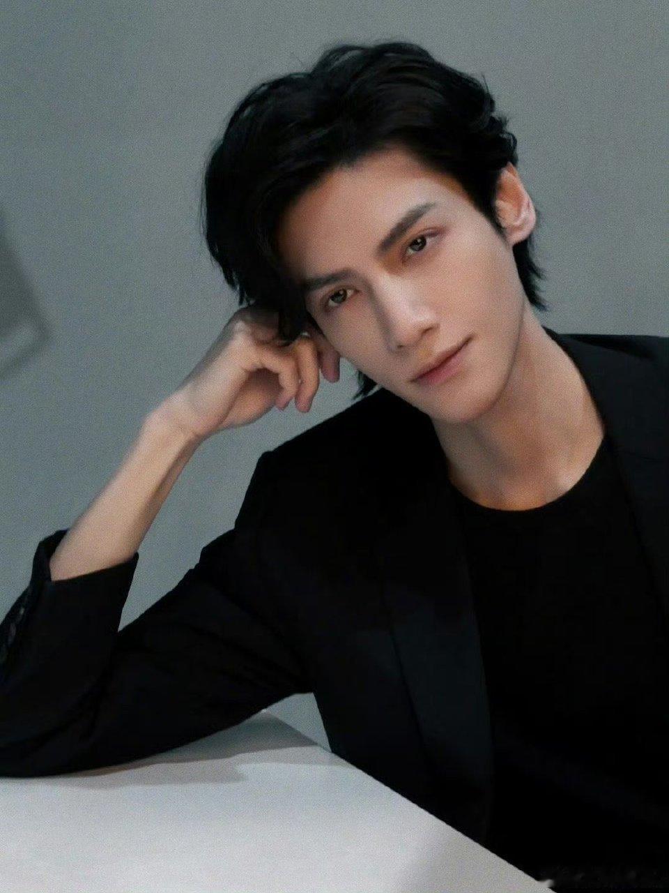 罗云熙今日营业，建模脸名副其实[憧憬] ​​​