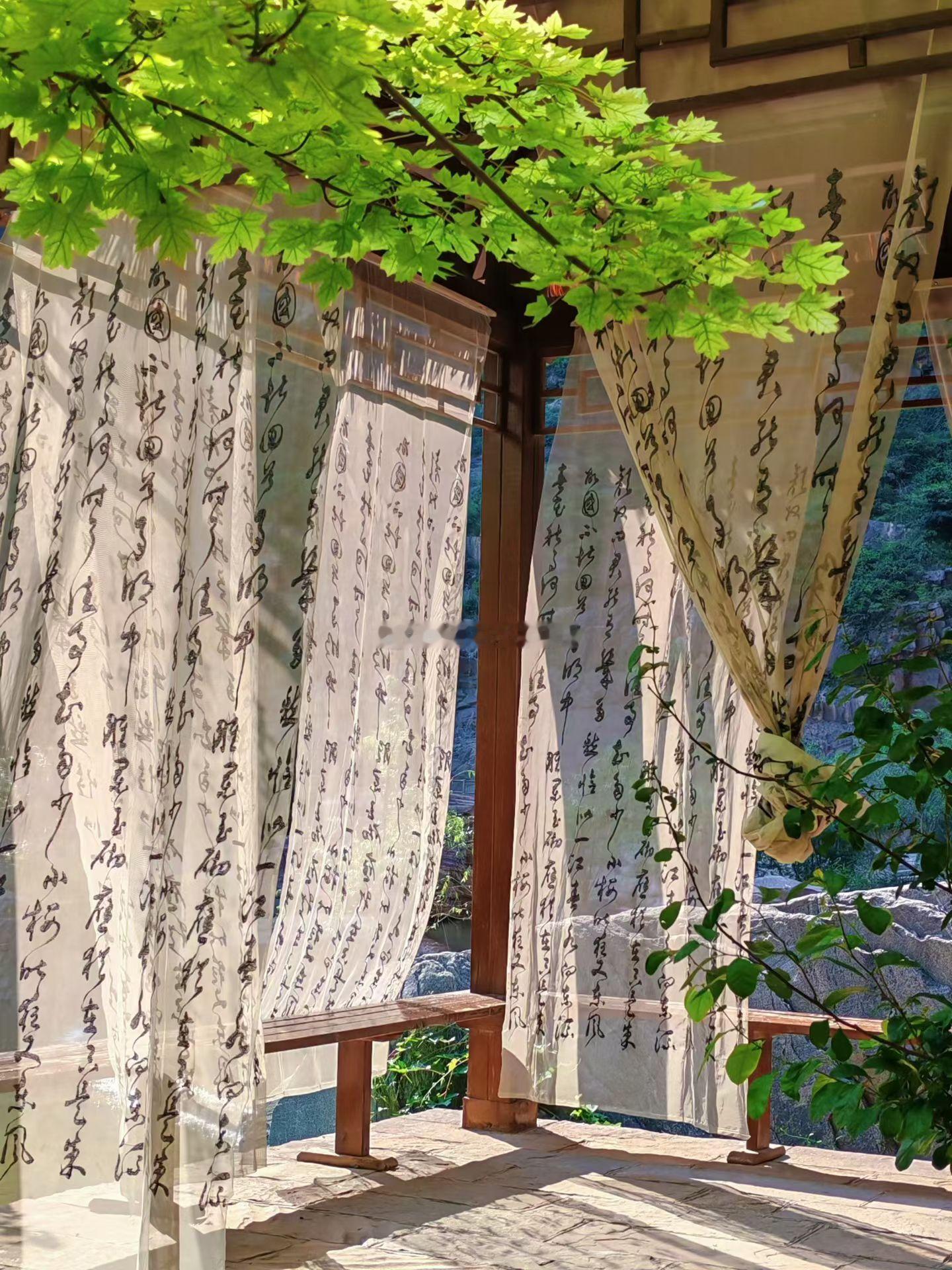 风吹动写满字的纱幔，山林里独一份的中式温柔。 