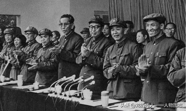 1975年9月9日华国锋在庆祝西藏自治区成立10周年大会主席台上。
