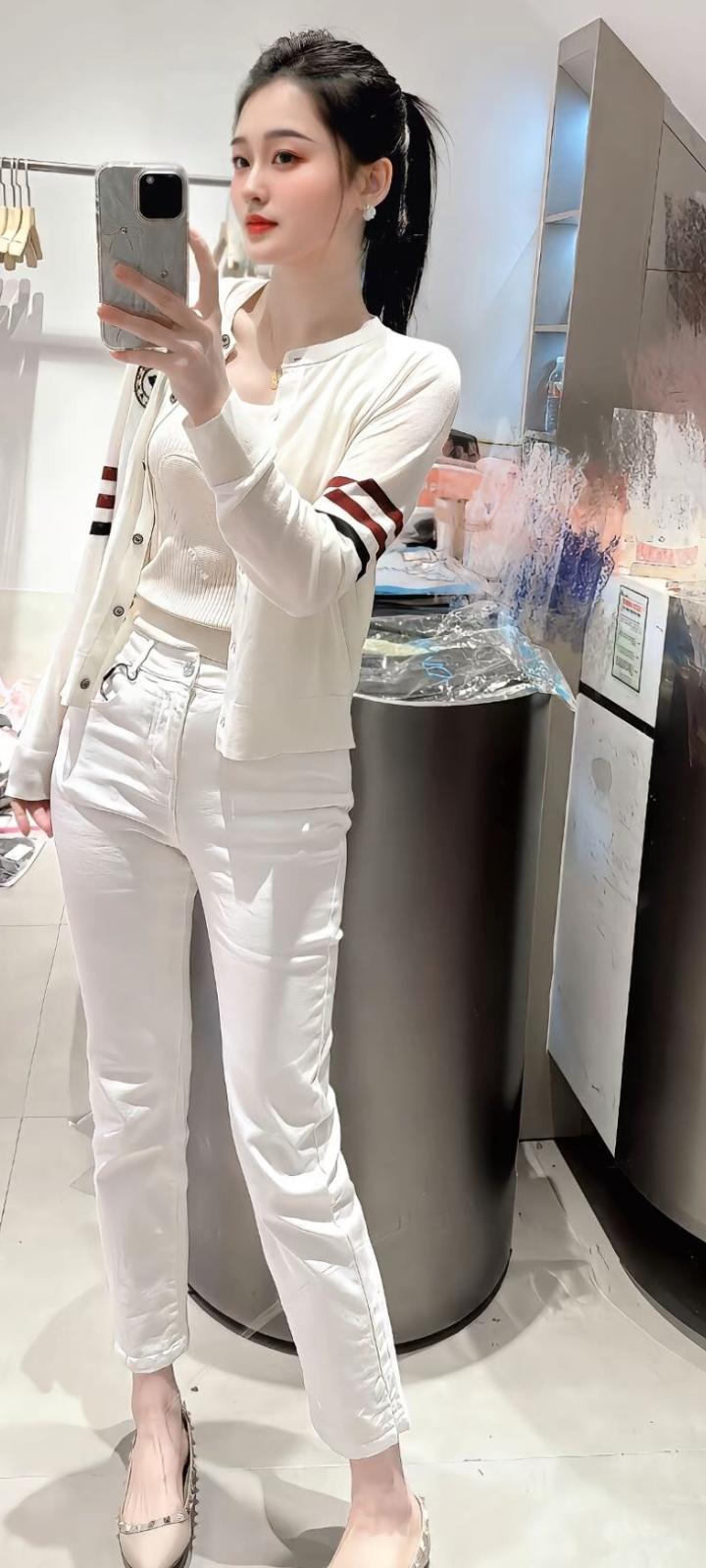 天南地北大拜年 世界很大，幸福很小。幸福就是：饿了有饭吃，冷了有衣穿，累了有床睡