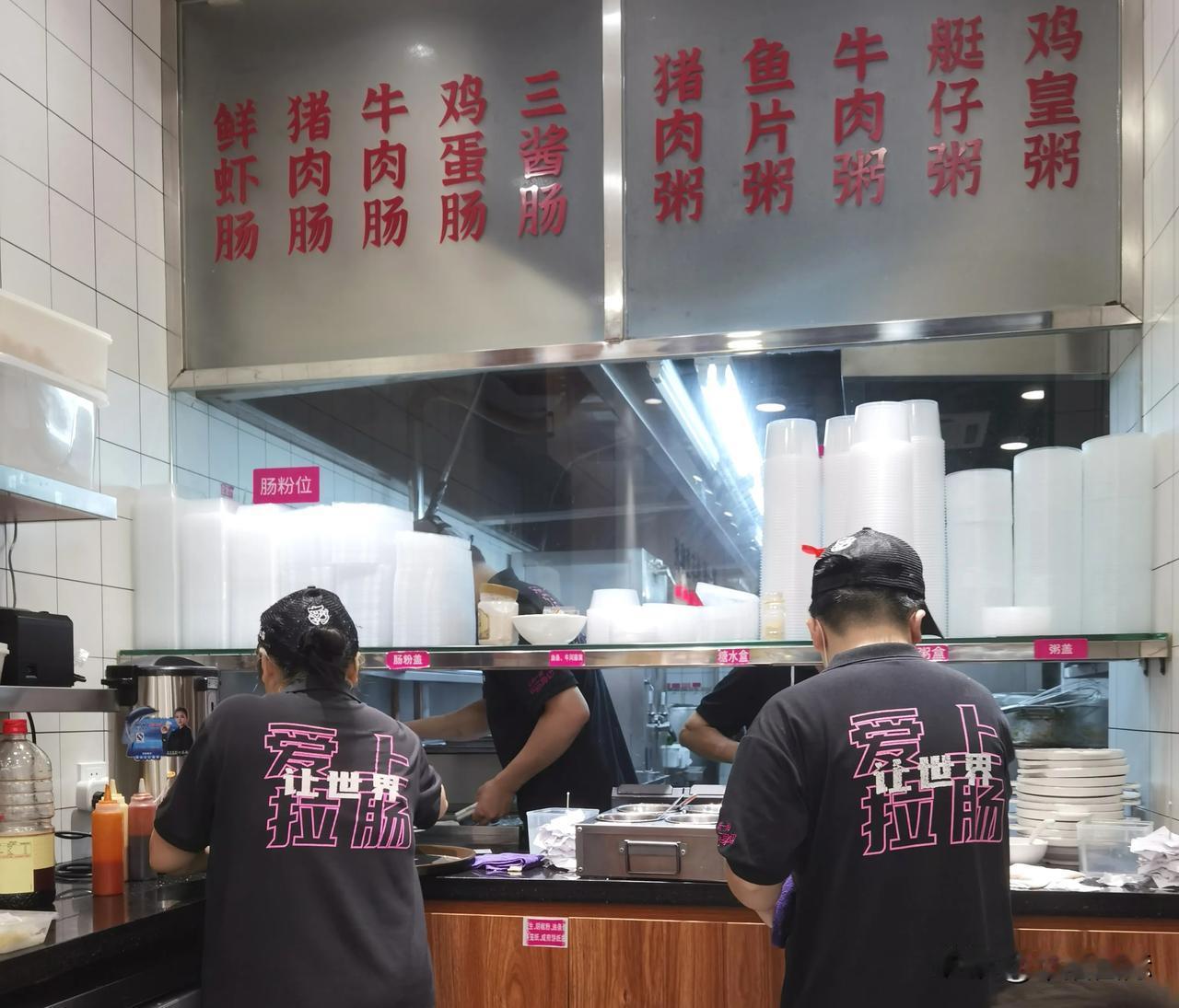 很多餐饮店为了节省成本和时间，都用了预制菜方式，匠心制作越来越难得，现做现吃更健