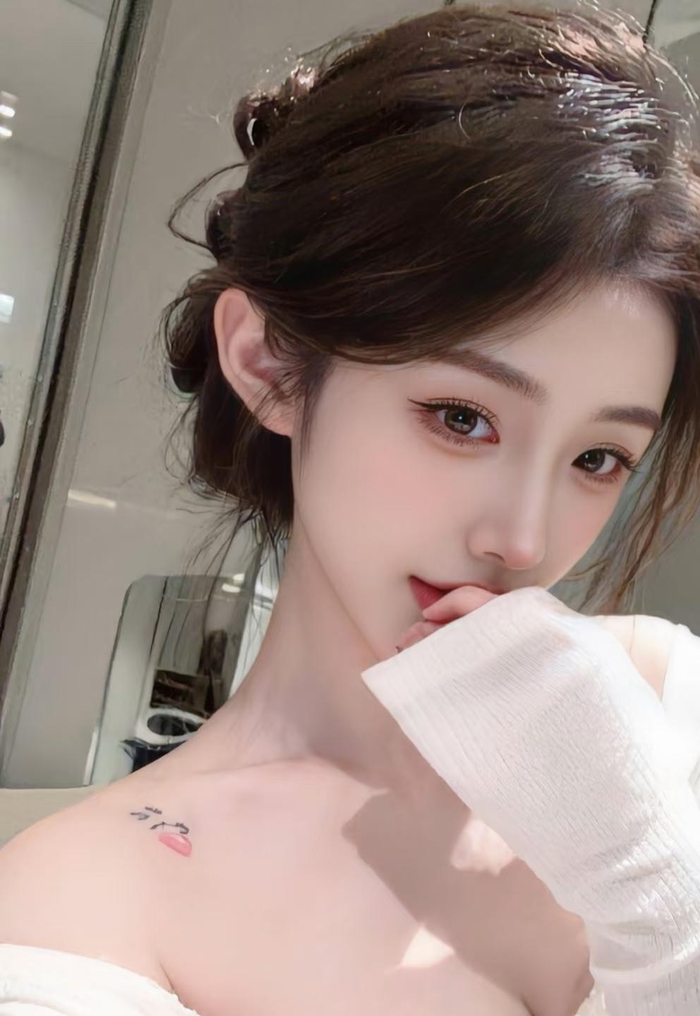 美人妆点素衣裙，玉颜含笑似花仙。